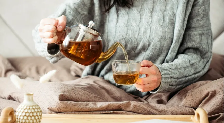 Теплый натуральный чай без ароматизаторов убирает отечность, помогает контролировать аппетит, мягко бодрит, не нарушая сна