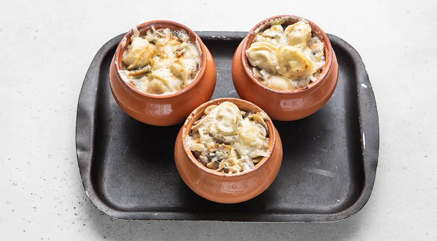 Пельмени со сметаной в горшочке