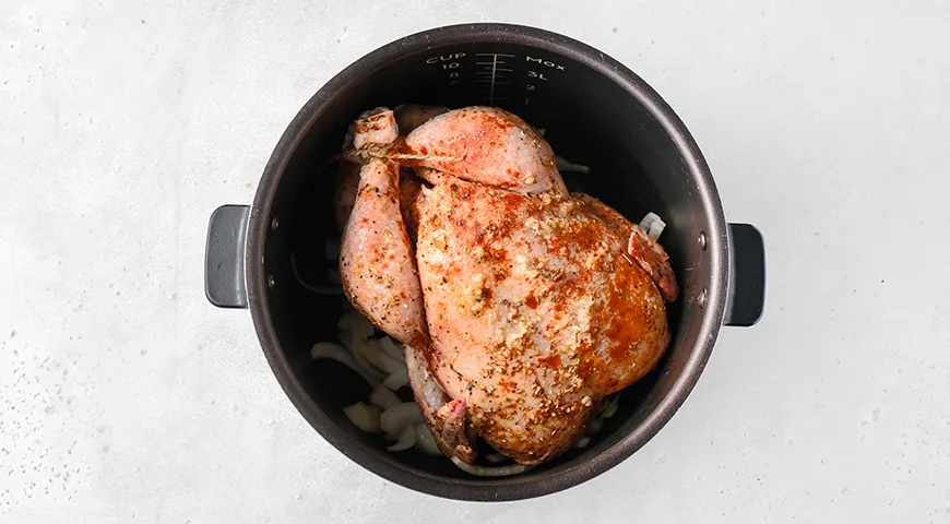 Курица, запеченная целиком в мультиварке