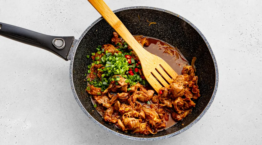 Куриные желудки в соевом соусе на сковороде