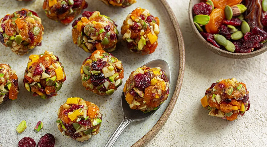 Если вы придерживаетесь принципов ПП, замените конфеты и магазинные десерты более полезными сухофруктами