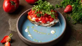 Рецепты с мягкими сырами, хлебом и томатами