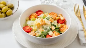 «Цезарь» с тигровыми креветками