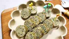 Свиные колбаски со шпинатом и морковью