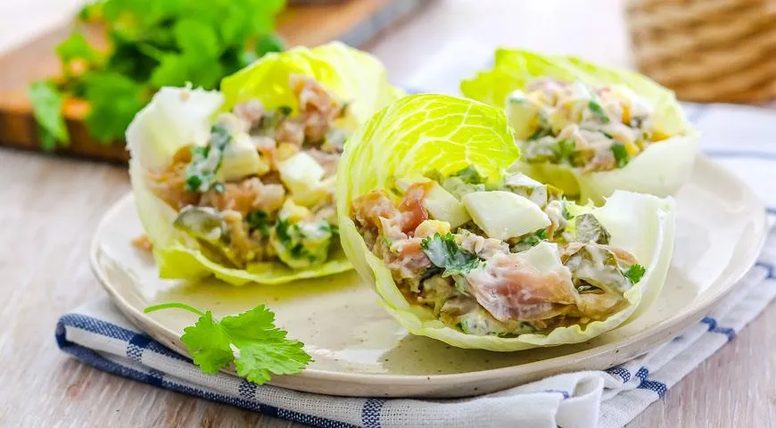 Яйцо со скумбрией. Тартар из скумбрии копченой. Закуска с копченой скумбрией. Закуска из копченой скумбрии. Салат с копченой скумбрией.