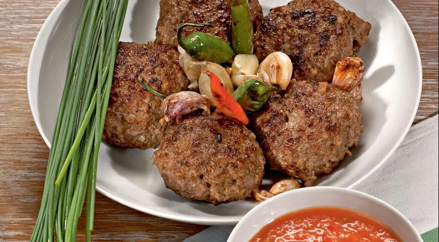 Котлеты с овсяными хлопьями и соусом чили