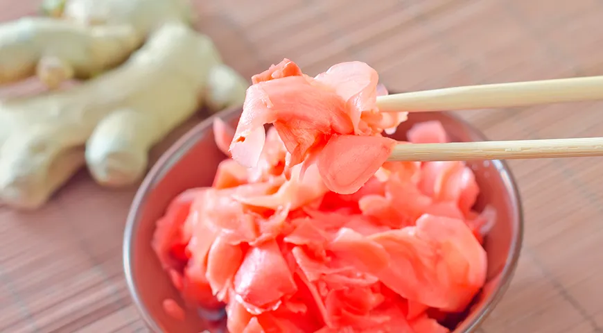 Для производства маринованного имбиря высшего качества используют корни молодого имбиря (Zingiber officinale), собранные в возрасте 6-8 месяцев