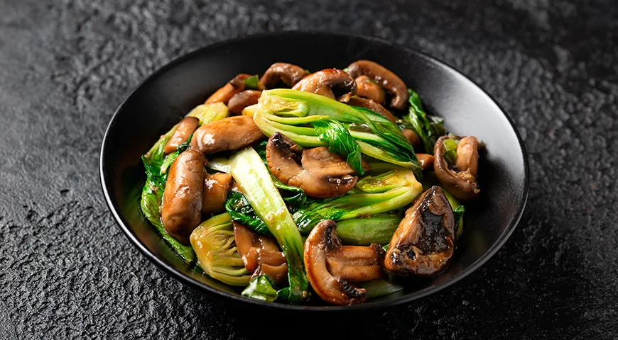 Обжаренный пак-чой с грибами в вегетарианском соусе