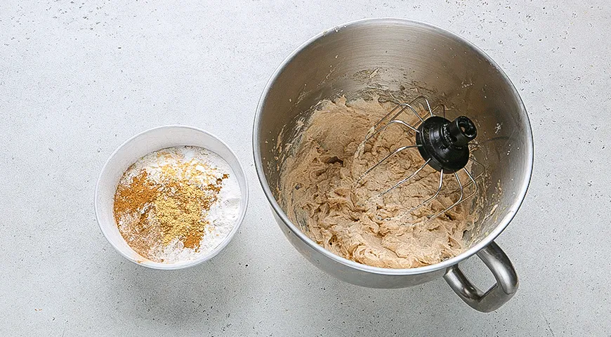 Шоколадная шарлотка со сливами