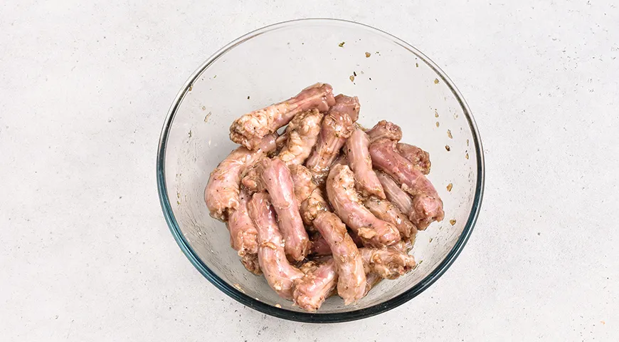 Тушеные куриные шейки с луком