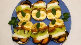 Бутерброды с творожным сыром и фруктовым ассорти