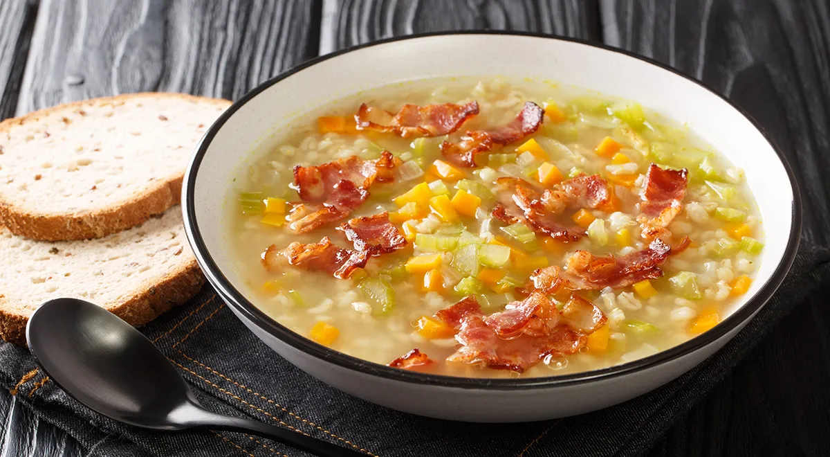 Перловый суп с овощами и беконом