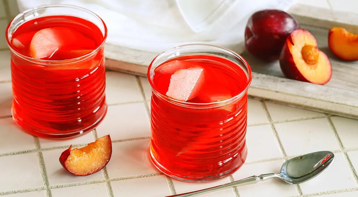 Компот из яблок и слив