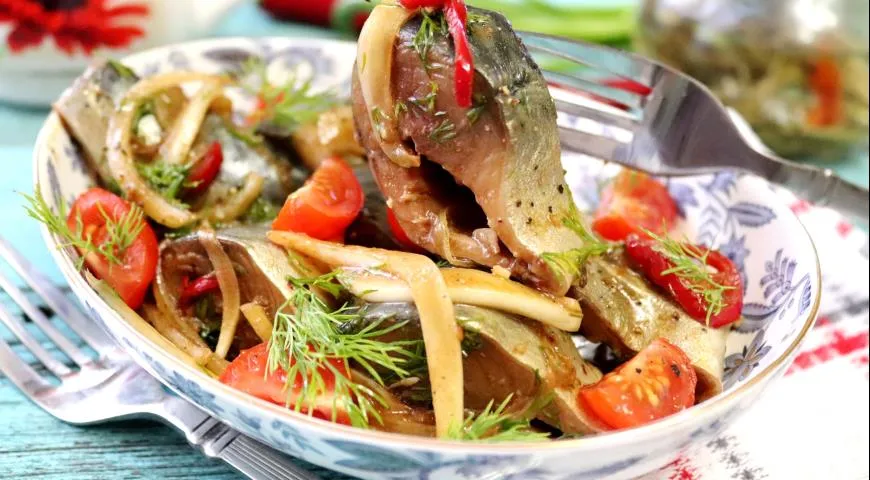 Скумбрия с овощами и соевым соусом