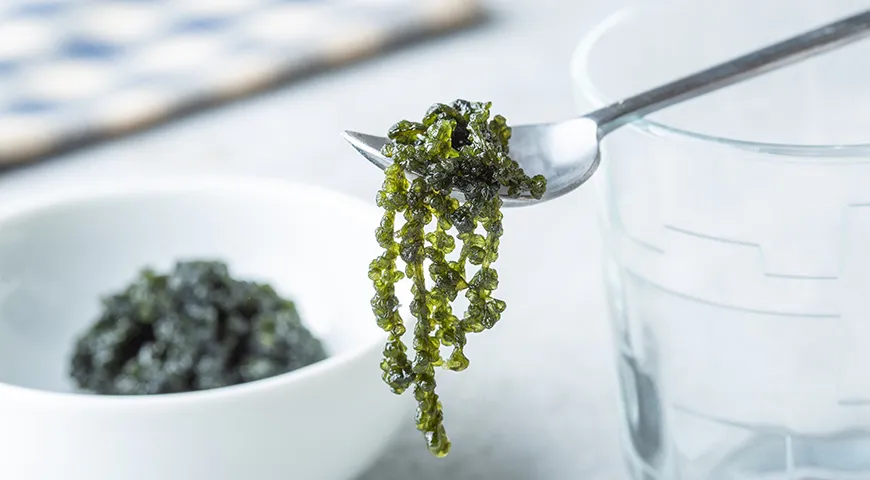 Если вы размочили уми будо, держите водоросли в холодильнике в миске с водой