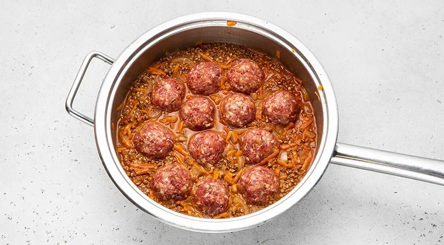 Гречка с фрикадельками на сковороде