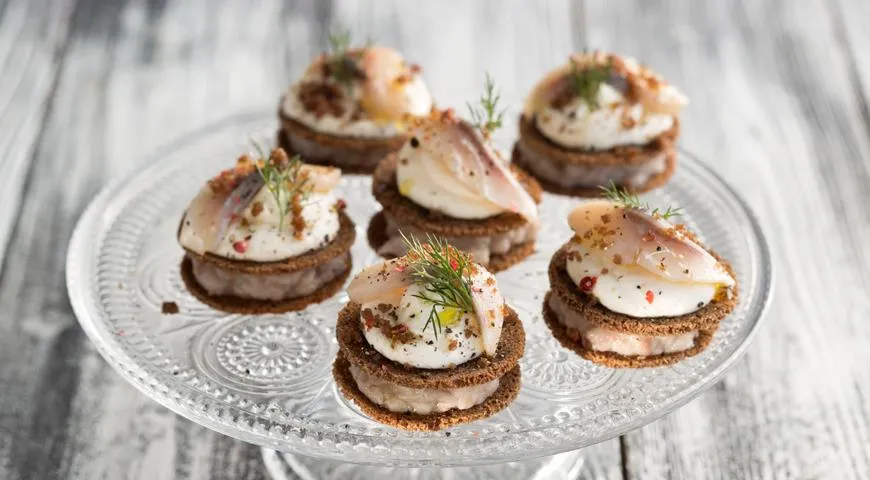 Закусочные шарлотки из бородинского хлеба, сельди и сметанного крема