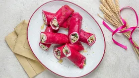 Свекольные блинчики с курицей и салатом из авокадо