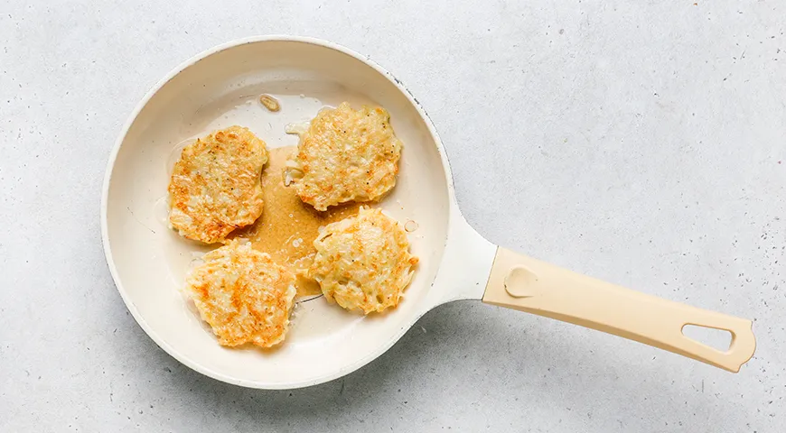 Капустные оладьи с сыром