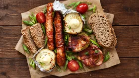 Колбаски мясные гриль с картофелем и кабачком