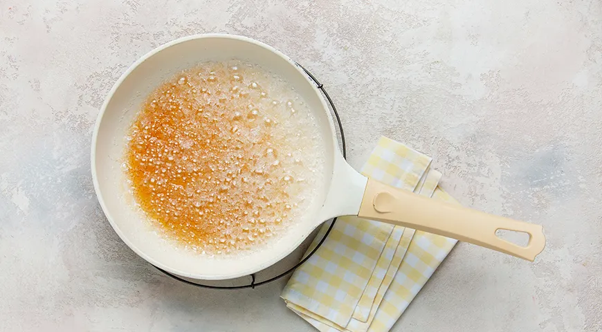 Кукурузные блинчики с куркумой и карамелизованными ананасами