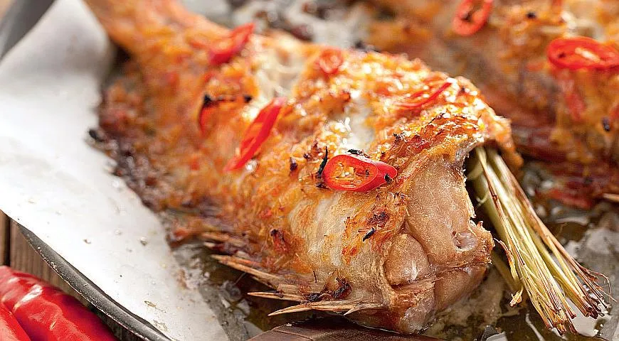 Морской окунь на гриле с лемонграссом и чили, рецепт 
