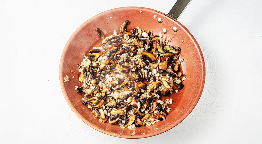 Слоёный салат с курицей, грибами, помидорами и сыром