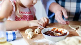 Шпаргалка для родителей, что должны уметь на кухне дети от 2 до 15 лет