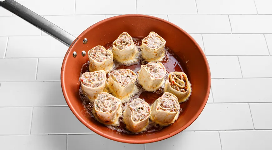 Рулетики из лаваша с фаршем (на сковороде)