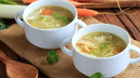 Один дополнительный ингредиент — и куриный бульон станет вкуснее и ароматнее: шеф-повара рекомендуют