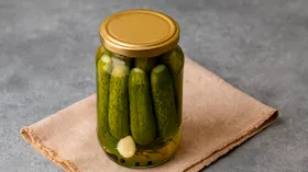 Маринованные огурцы в литровой банке