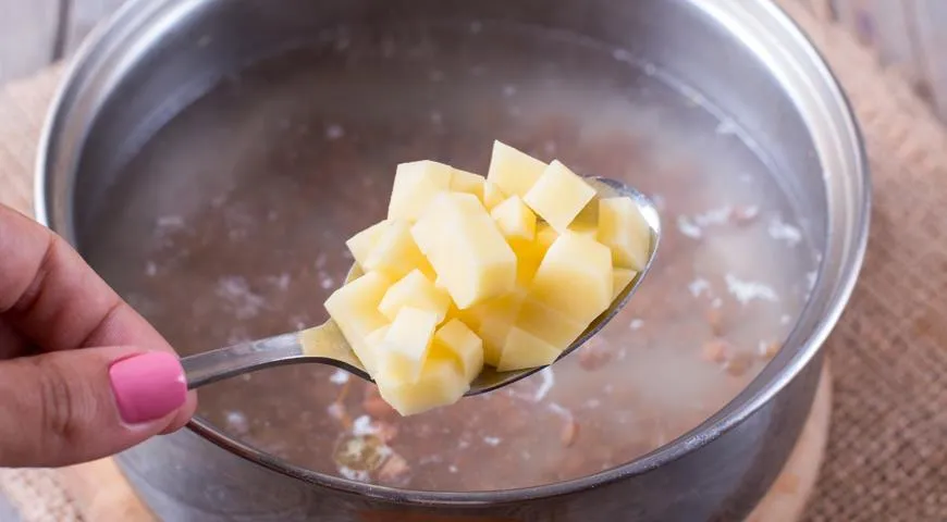 Чтобы удалить лишнюю соль в супе, чаще всего используют мелко нарезанную картошку или рис