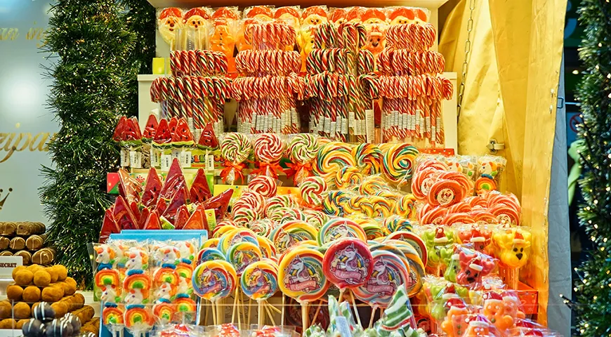 Зарубежные традиции производства карамельных конфет на палочке отличаются от наших. Там популярны лакомства-спиральки, леденцы лоллипоп или «тросточки»