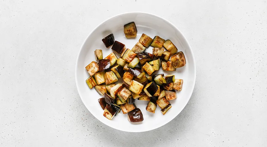 Теплый салат с говядиной и баклажанами