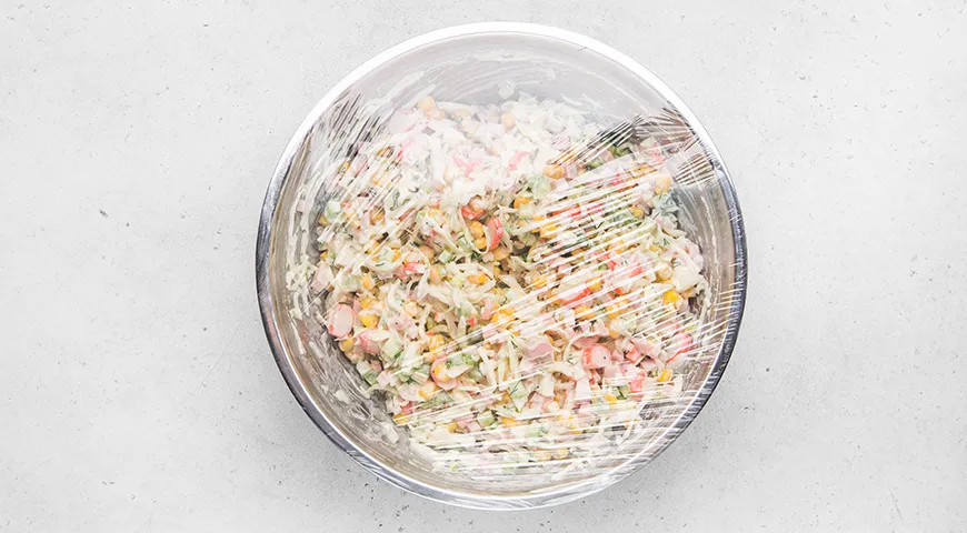 Салат с капустой, крабовыми палочками и колбасой