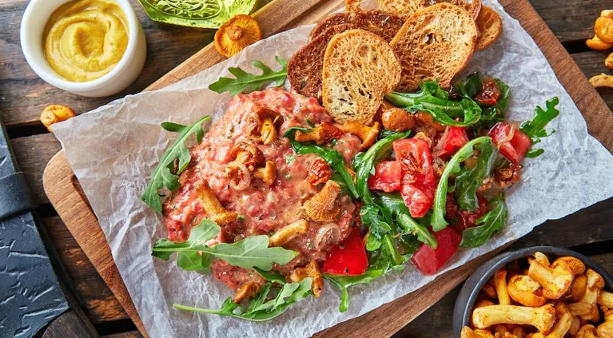Тартар из говядины с лисичками
