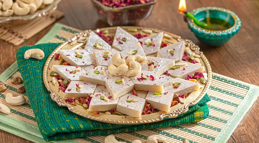 В Индии необжаренное кешью традиционно используют для приготовления катли — сливочного десерта с кардамоном