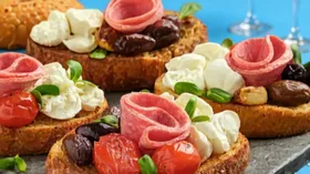 Брускеты с ветчиной и вялеными маслинами