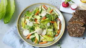 Салат из романо с хрустящими овощами