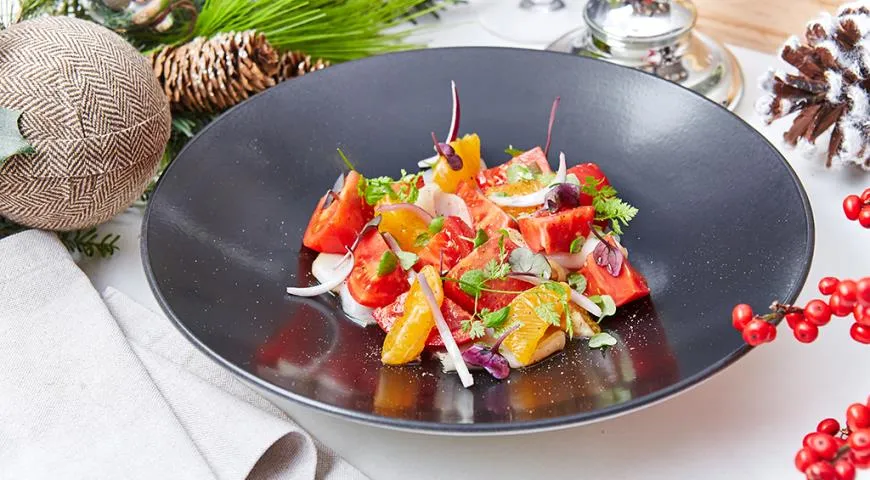 Салат с подкопченным палтусом, мандаринами, красным крымским луком и листьями кинзы