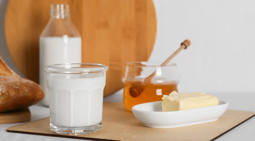 Базовый набор ингредиентов для ирисок состоит из сахара, сливочного масла, молока (сливок) и глюкозного сиропа, который можно заменить медом