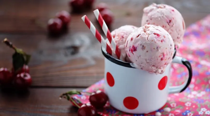 Домашнее мороженое «Вишня в йогурте», рецепт см. здесь