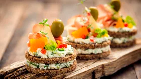 10 оригинальных рецептов канапе для фуршета, которые удивят гостей