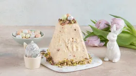 Фисташковая творожная пасха с вишней