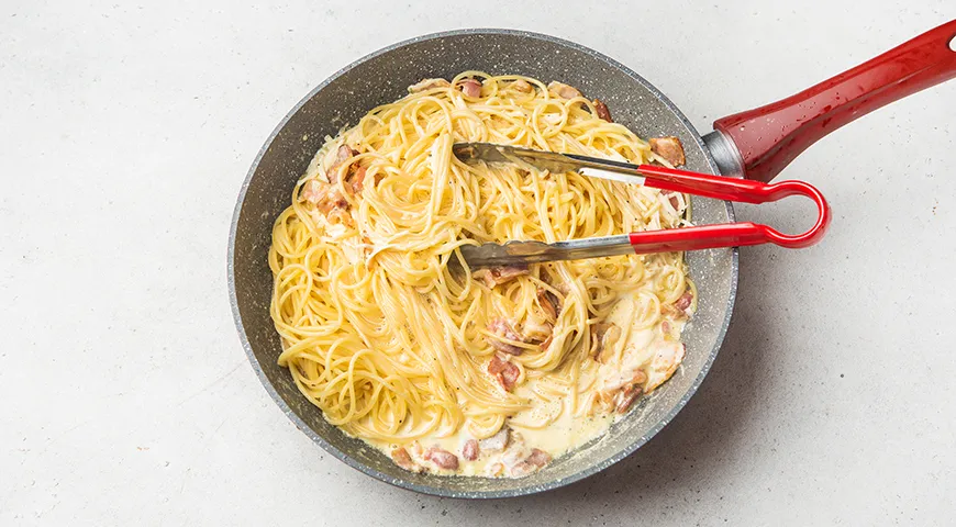 Спагетти карбонара с беконом и сливками