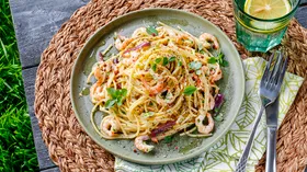 Быстрый бюджетный ужин на вторник, спагетти и салат типа капрезе