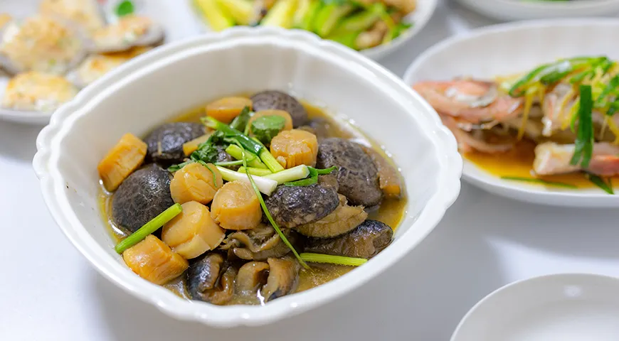 Тушеная кукумария с грибами 