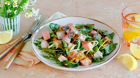 Салат с копченой рыбой, рецепт с яблочным уксусом