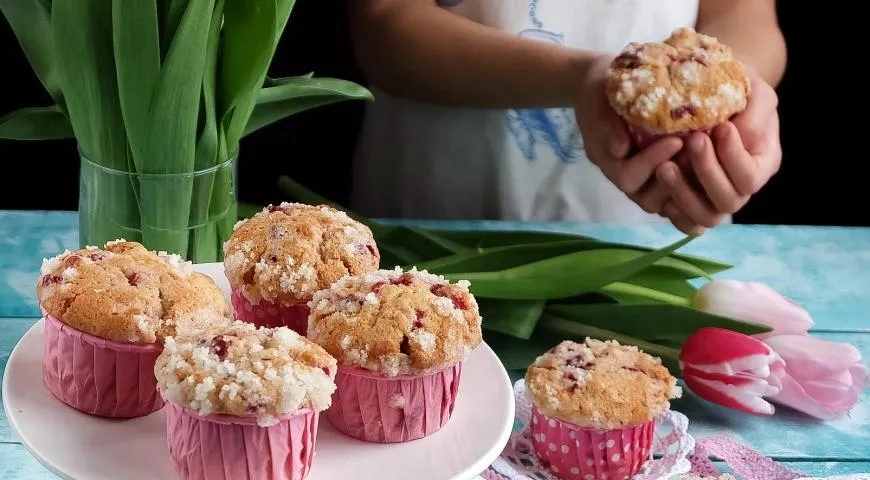 Нежные маффины с ягодами и сахарной корочкой