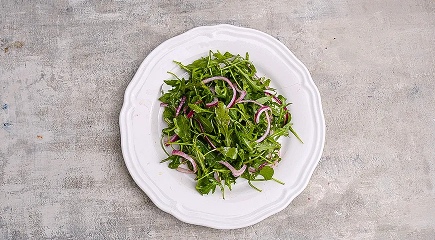 Салат из руколы с прошутто и козьим сыром